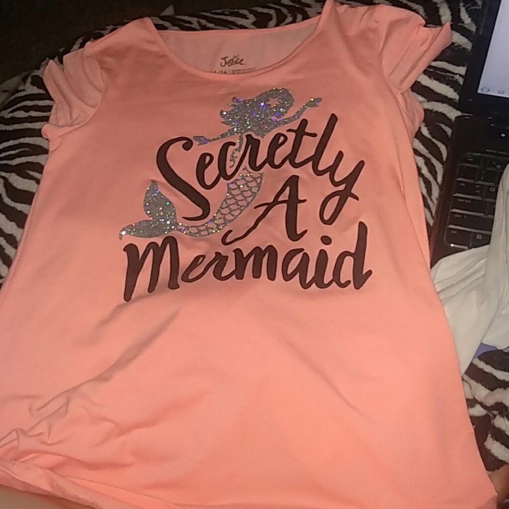 A short sleeves shirt